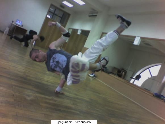 respekt :)>- sunt bboy bandy si reprezint vpc jr crew iasi  =d 
->am 21 de ani, si dansez de aproape